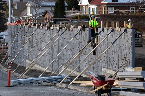 High Street wall construction nears completion in Thunder Bay